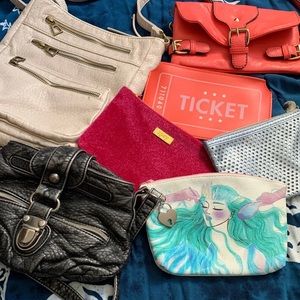 Woman’s Purse Lot!